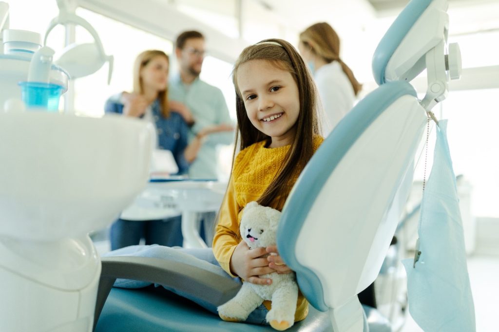 child with loose tooth visiting the dentist